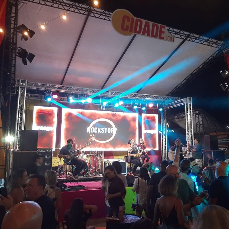 Palco elevado com cobertura em Avanço com Lona Branca para show