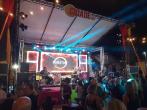 Palco Elevado com cobertura de Avanço em Lona Branca para evento cultural com show
