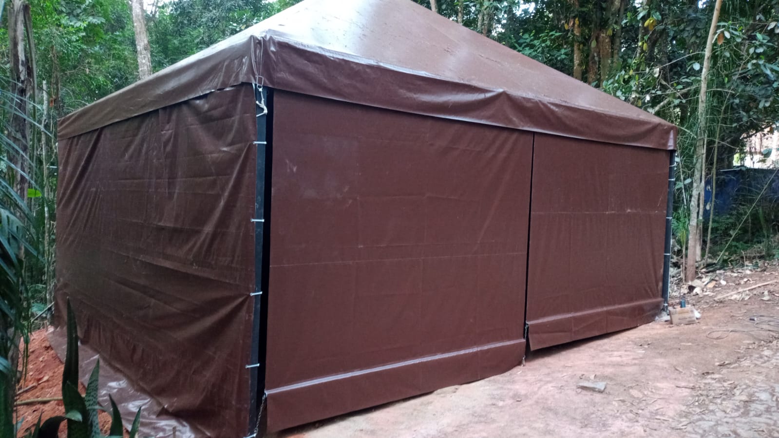 Tenda pirâmide sem calha em lona marrom