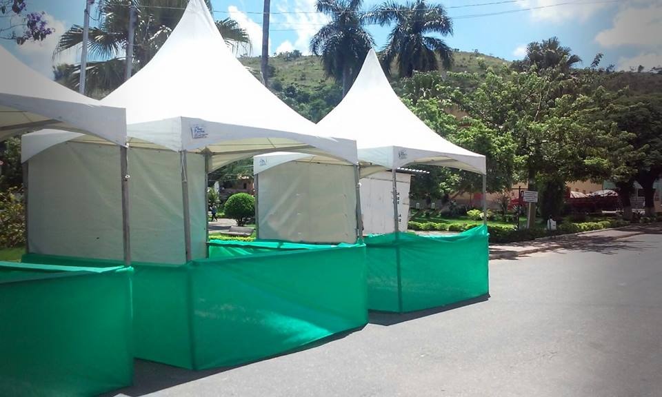 Tenda 3x3m Chapéu de Bruxa Lona Branca com Saia de TNT