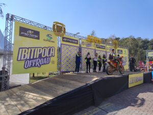 Palco em praticável regulável e rampa em madeira. Box Truss para banner e backdrop.