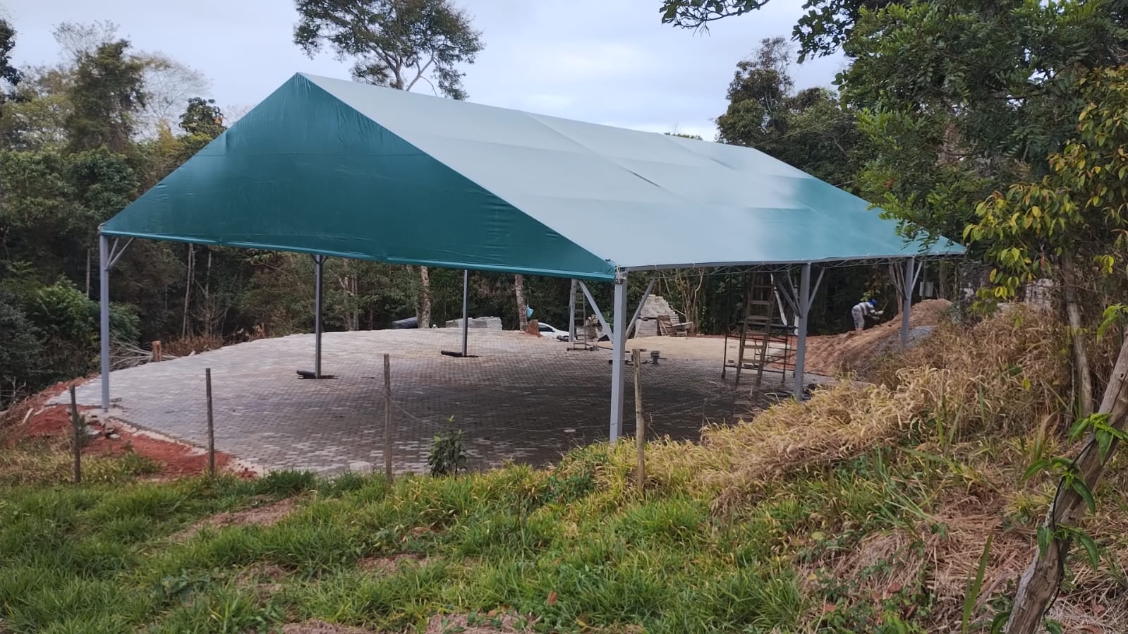 Galpão de Lona Verde Duas Águas