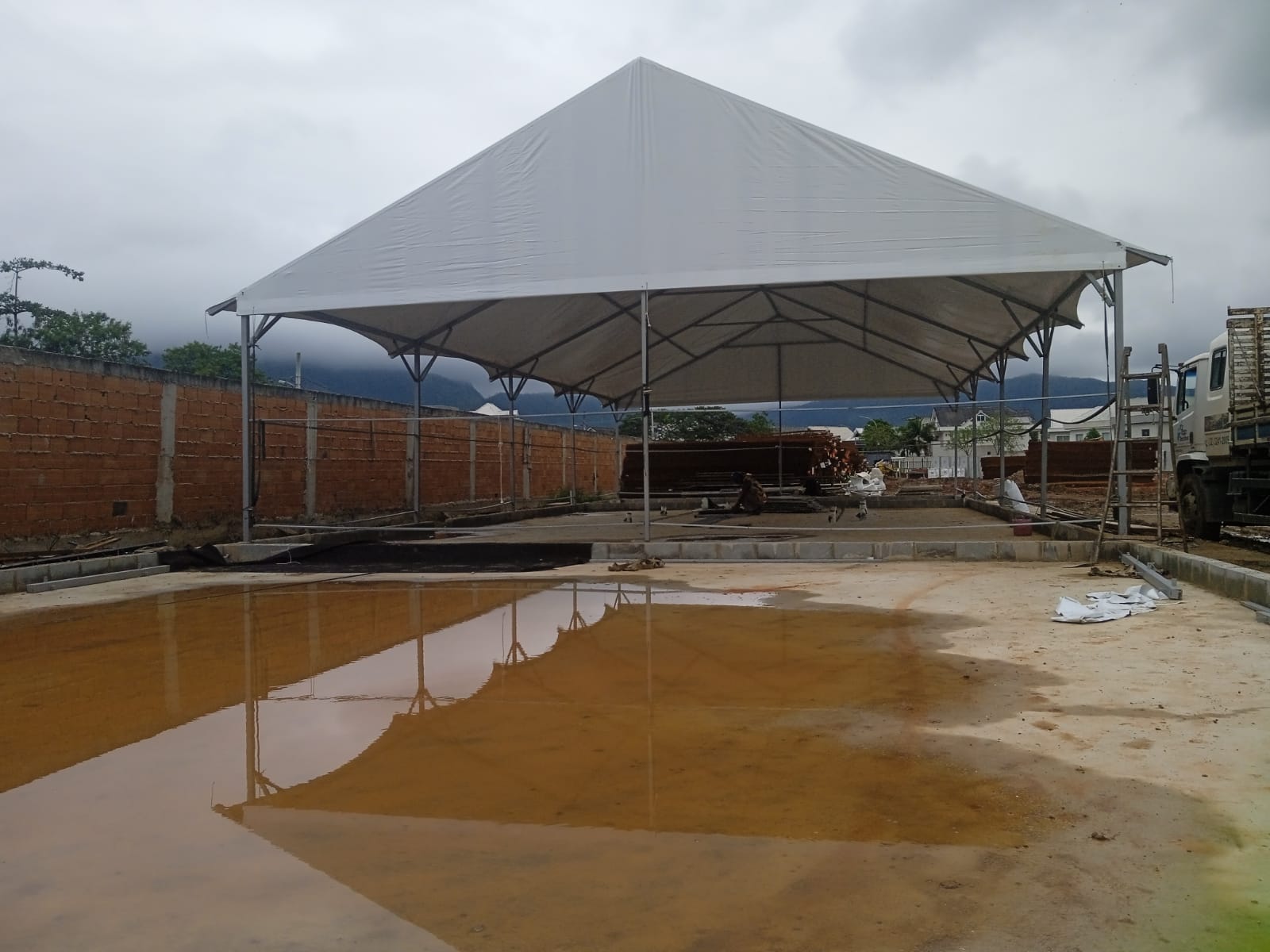 Galpão em lona branca duas águas