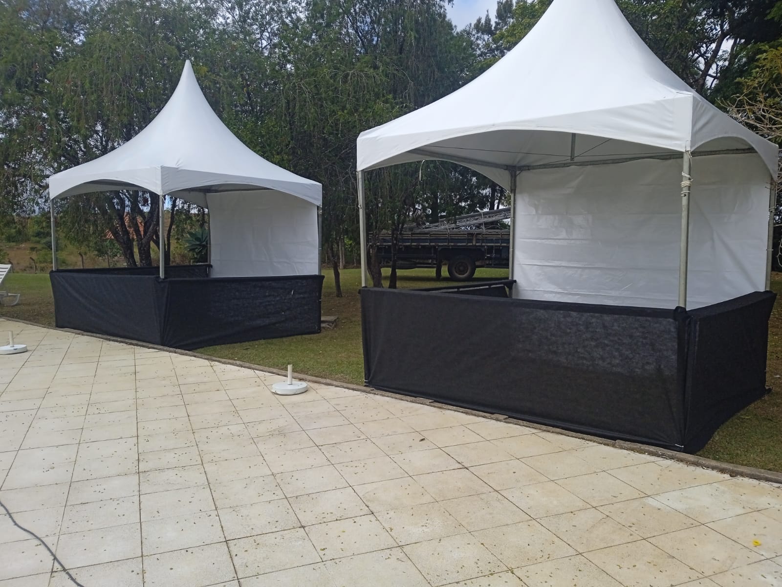 Tenda 3x3 Chapéu de Bruxa com Lona Branca e Balcão de Madeira com Saia de TNT